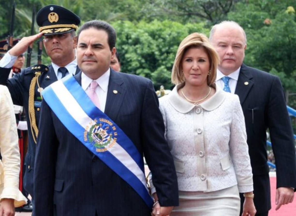 La ex primera dama de El Salvador Ana Ligia de Saca también enfrenta un proceso por los delitos de lavado de dinero y agrupaciones ilícitas en la trama de corrupción por la que su esposo, Elías Antonio Saca, guarda prisión y tiene embargados sus bienes, según confirmó la Fiscalía salvadoreña.