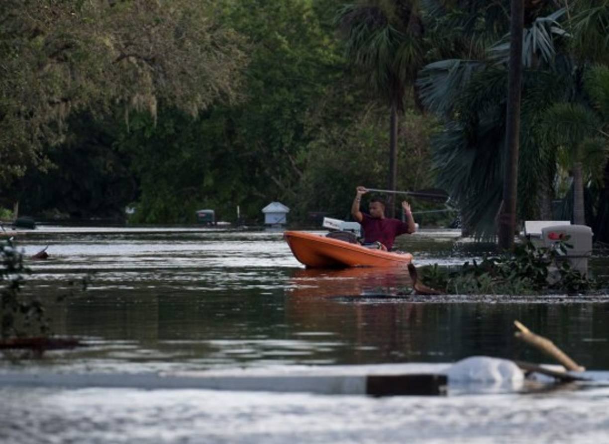 El sol volvió a salir este lunes en algunas ciudades de la Florida azotadas ayer por los fuertes vientos y lluvias del huracán Irma que dejó daños calculados en 100,000 millones de dólares en ese estado.