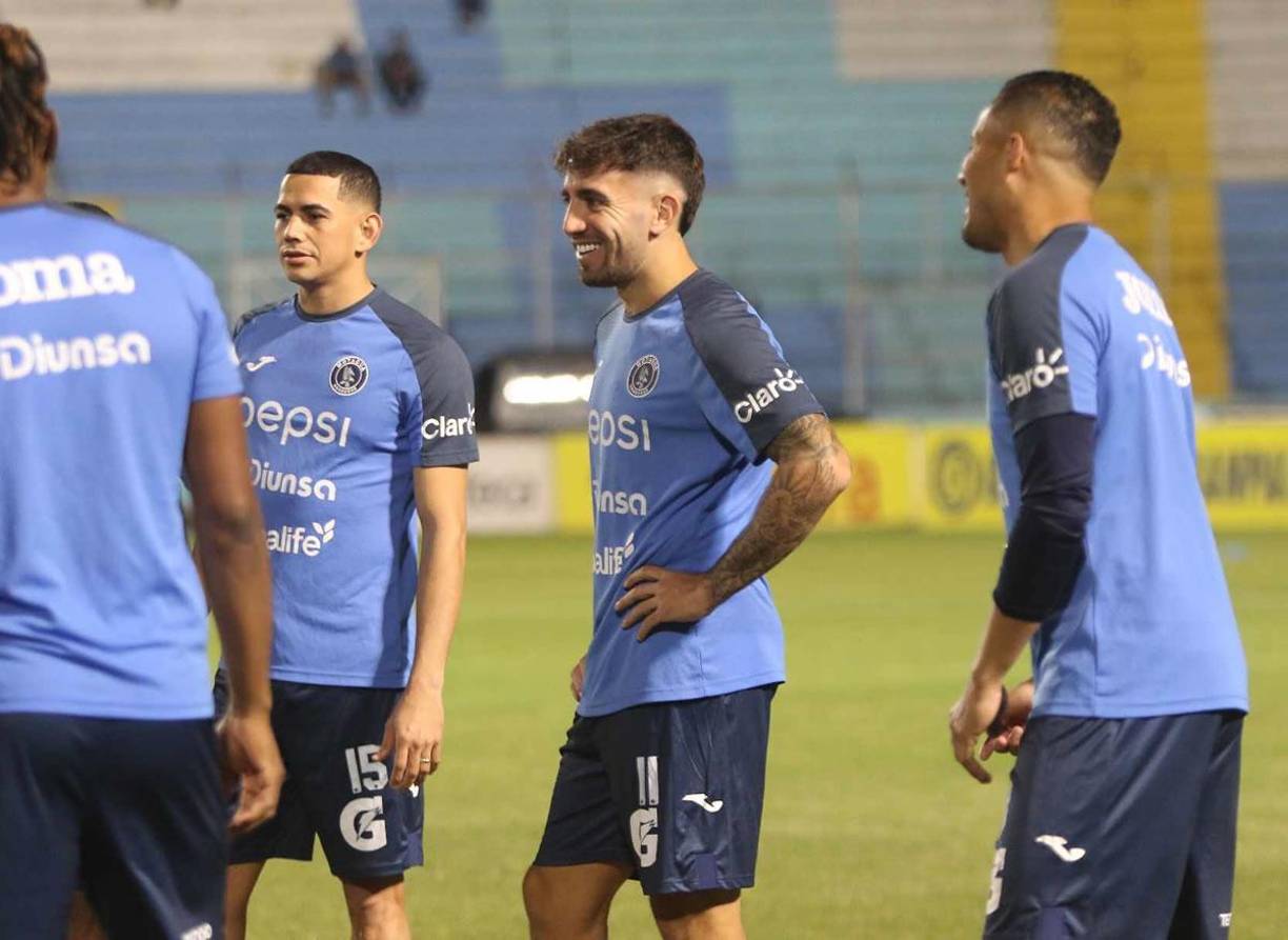 Agustín Auzmendi estuvo sonriendo con sus compañeros del Motagua durante el calentamiento previo al inicio del partido.