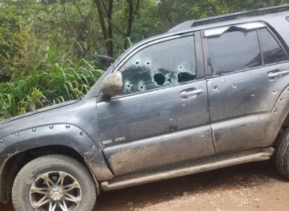 La Toyota 4Runner quedó a un lado de la calle de tierra y con varios orificios de bala.