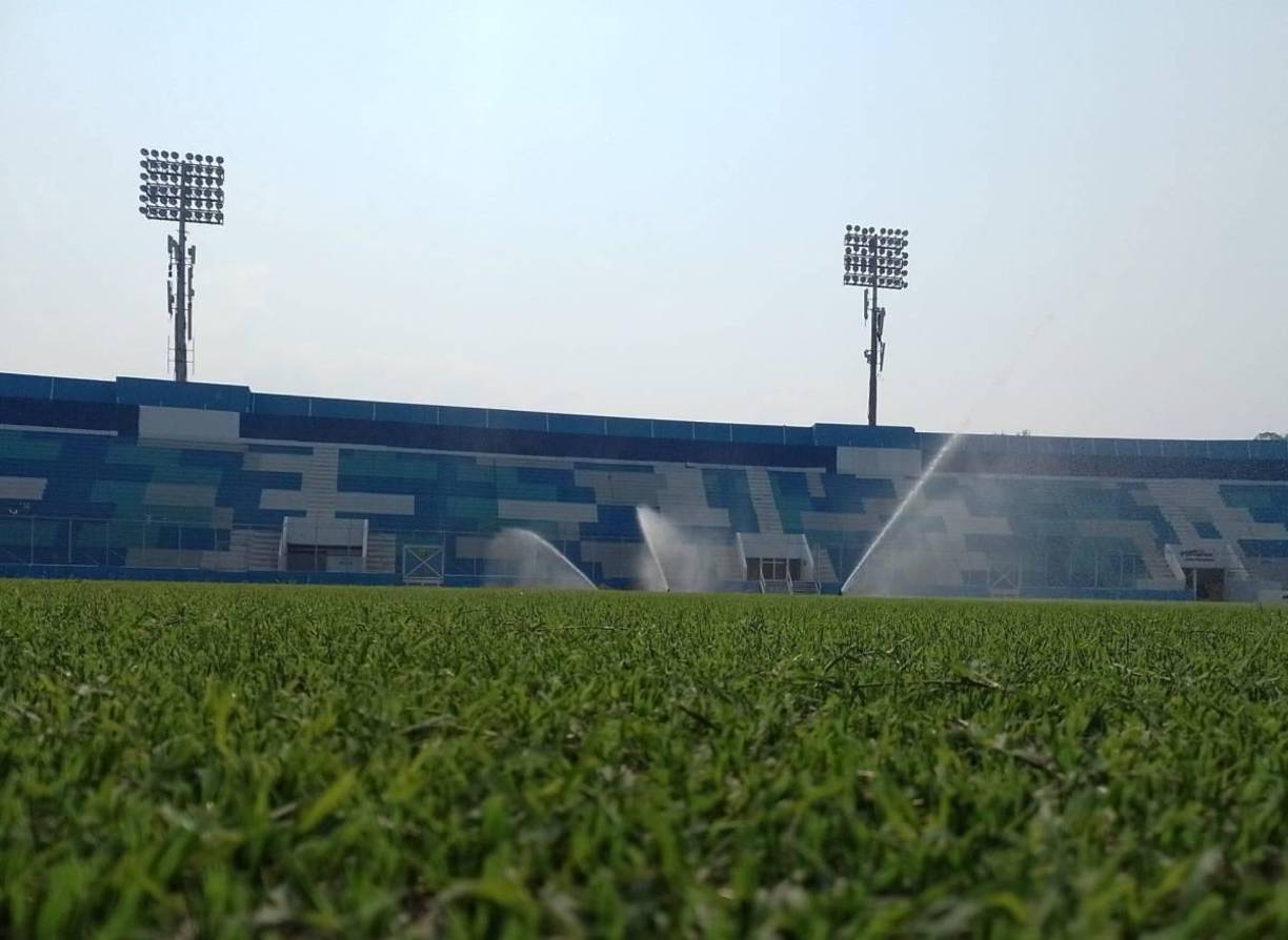 Así de espectacular luce la gramilla sintética e híbrida que compone el terreno de juego del Nacional Chelato Uclés.