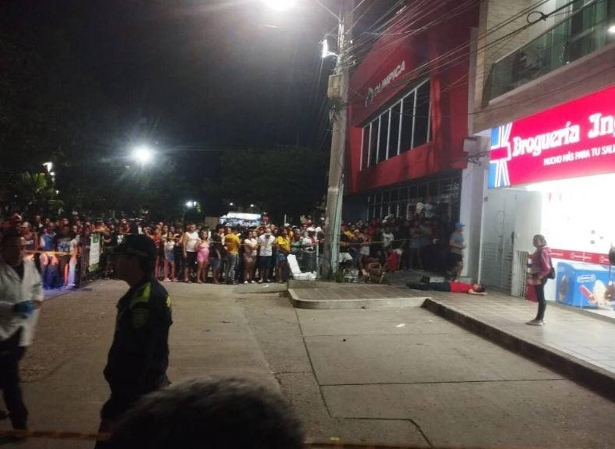 El hecho se produjo alrededor de las <b>8:49 p.m.</b>, cuando la víctima, identificada como <b>Luis Andrés Mejía Martínez</b>, alias “El Sarco”, de nacionalidad hondureña, fue asesinado a las afueras de un hotel cercano a la plaza principal del municipio.