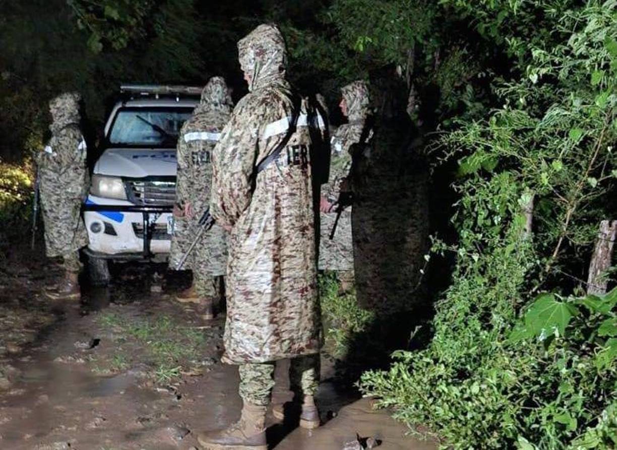 La aeronave de la Fuerza Aérea Salvadoreña se estrelló cuando se dirigía hacia San Salvador durante un traslado de una persona acusada de corrupción que fue capturada en Honduras y entregada en un punto fronterizo. 