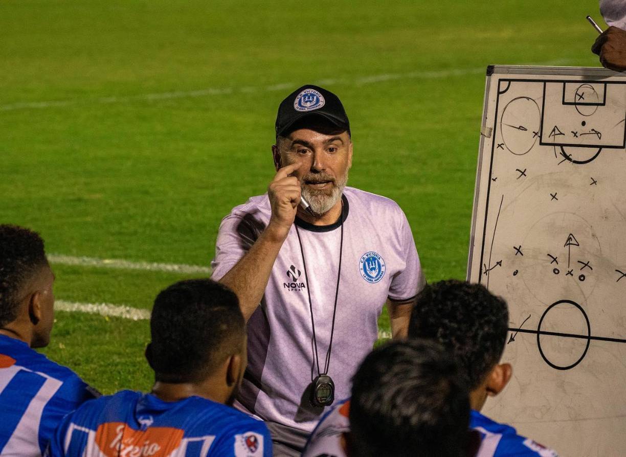 El entrenador uruguayo Fernando Araújo confirmó que el Victoria hará más fichajes para este Torneo Apertura 2022. Aseguró que buscarán fichar a un volante ofensivo y a un defensa.