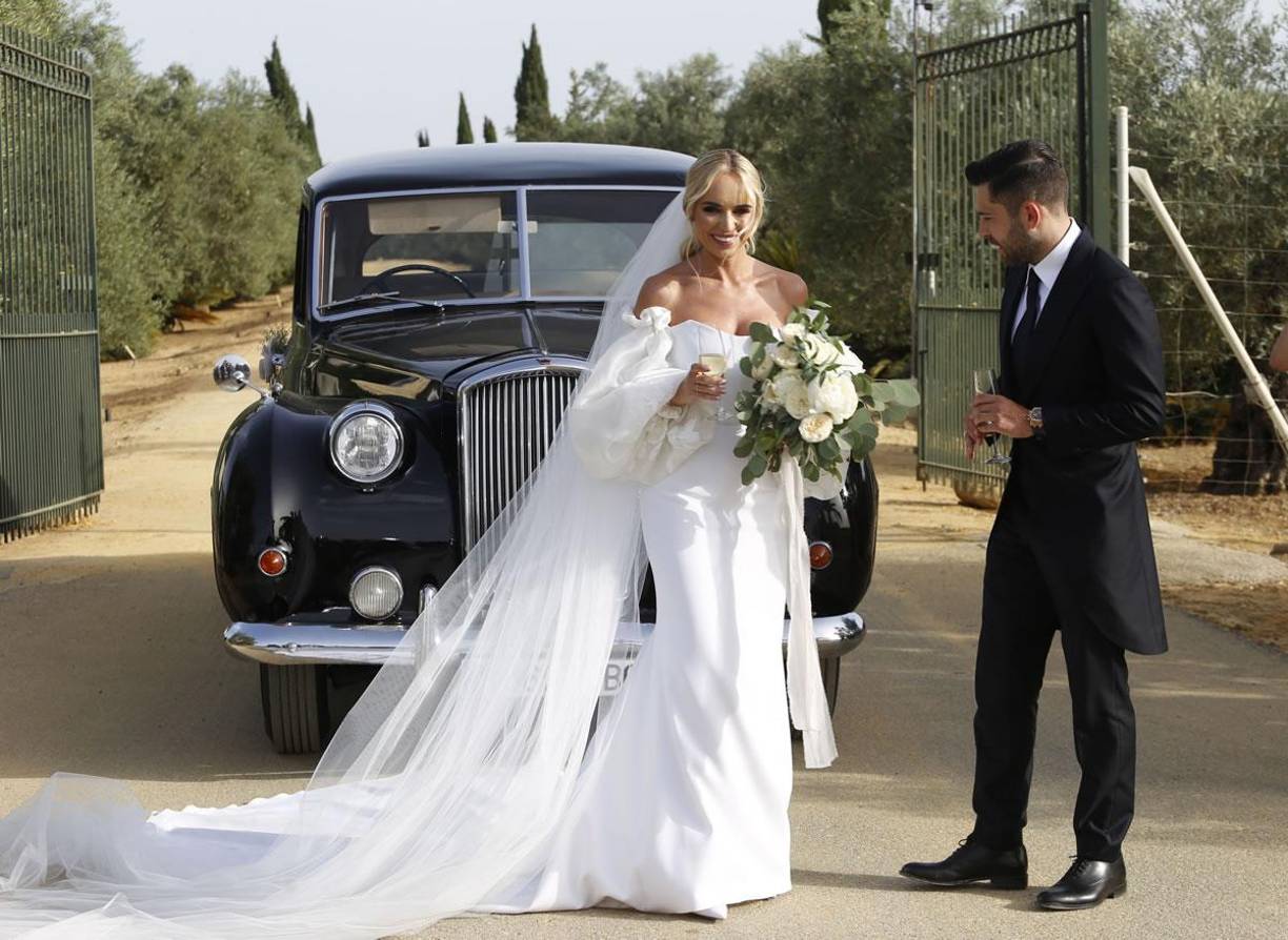 Después de la emotiva ceremonia, el futbolista y su mujer atendieron a los medios de comunicación que esperaban pacientemente en la puerta del lugar para celebrar con una copa su enlace. 