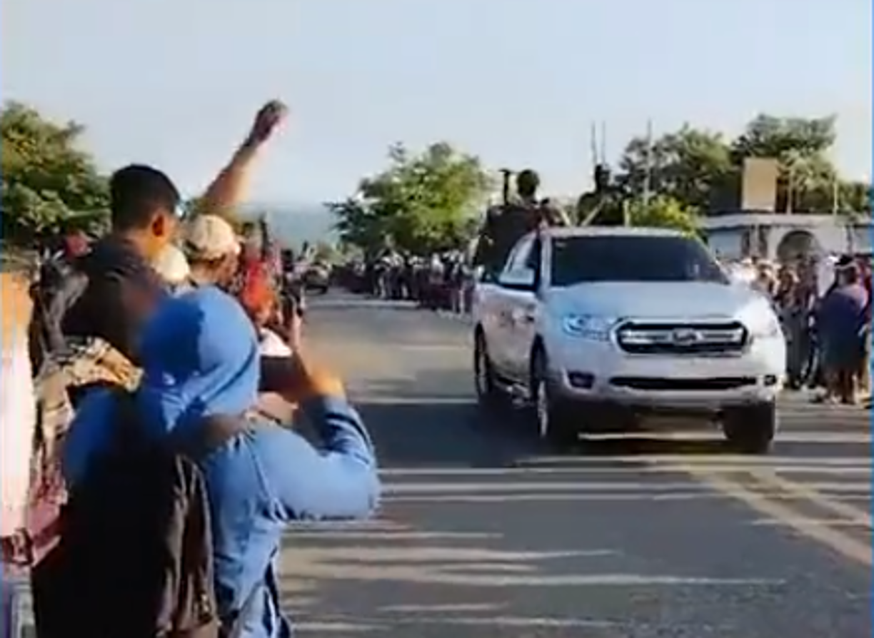 La gente los recibió como héroes . 