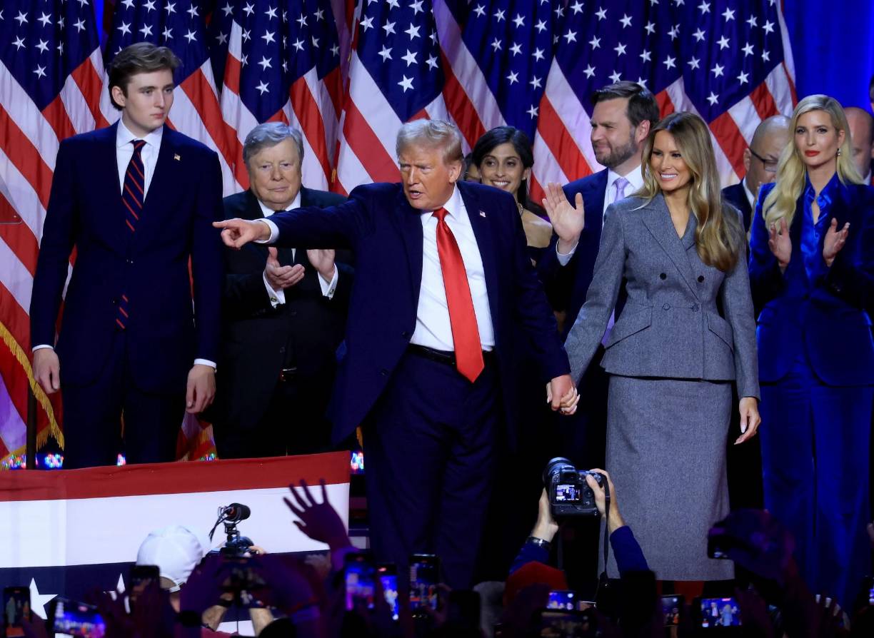 A penas vivió en la Casa Blanca sino que siguió viviendo en Nueva York, donde estudiaba su hijo, Barron Trump, el vástago menor del presidente electo, “priorizando la maternidad y su vida privada por encima de sus deberes en la Casa Blanca”.