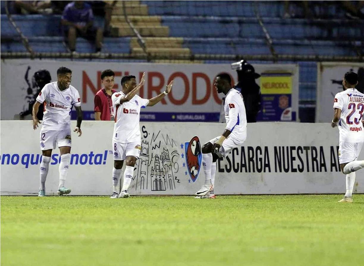 Edwin Rodríguez celebrando el golazo olímpico con sus compañeros.