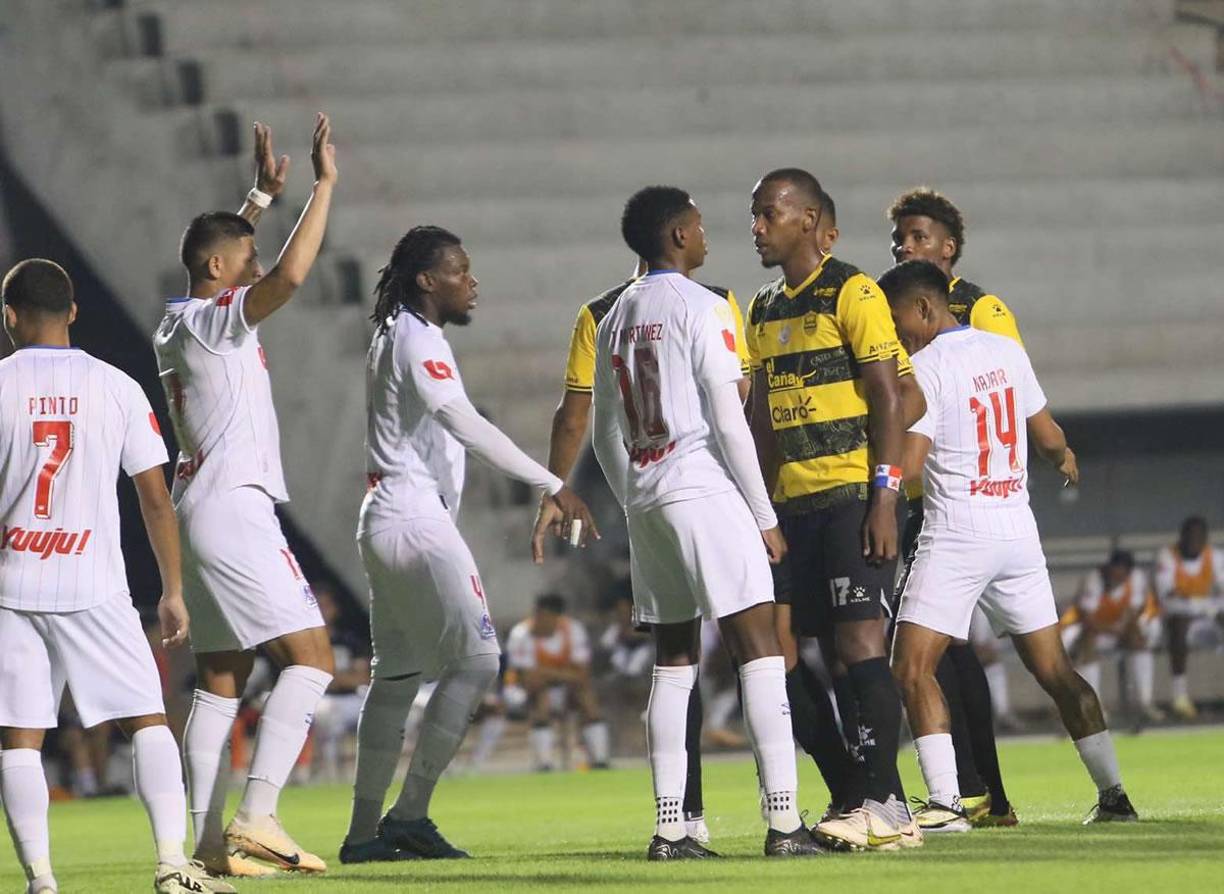El clásico estuvo muy disputado en el estadio Nacional Chelato Uclés.