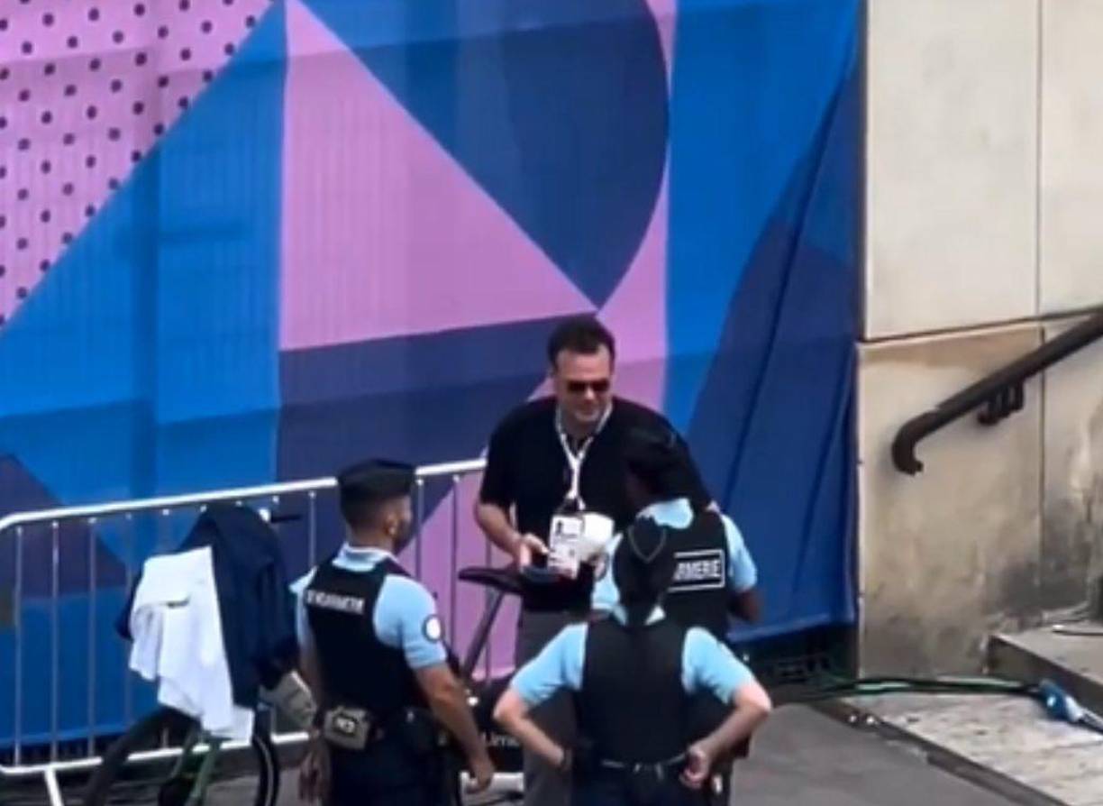 Al momento de estacionar su bicicleta, David Faitelson fue abordado por tres policías de Francia. 