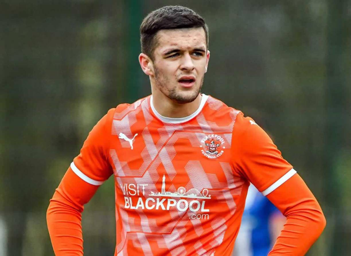 Jake Daniels comenzó destacando la buena temporada que tuvo en lo deportivo, pero luego profundizó su historia y reconoció que “he estado escondiendo mi verdadero yo y quién soy realmente. He sabido toda mi vida que soy gay y ahora siento que estoy listo para salir y ser yo mismo”.“Es un paso hacia lo desconocido siendo uno de los primeros futbolistas en este país en revelar mi sexualidad”, subrayó.