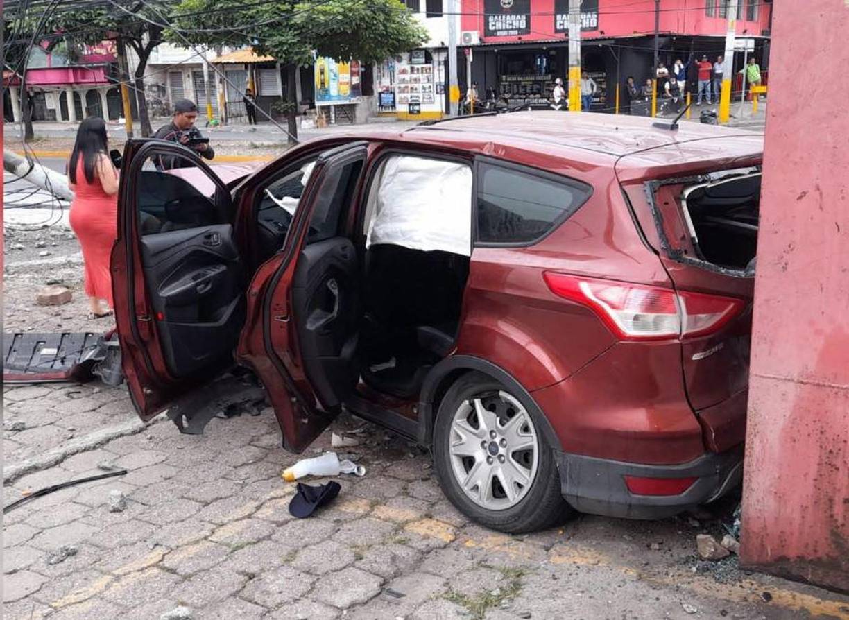 Uno de los jóvenes que conducía el automotor perdió el control del mismo e impactó con un poste del tendido eléctrico. 