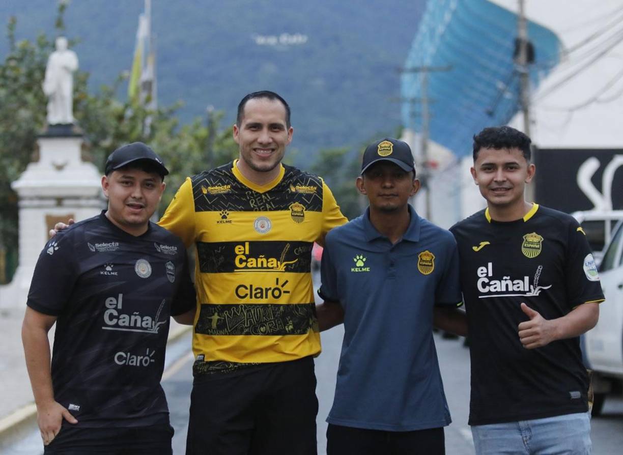 Ellos no se quisieron perder el partido que paraliza la ciudad y también llegaron temprano al Morazán.