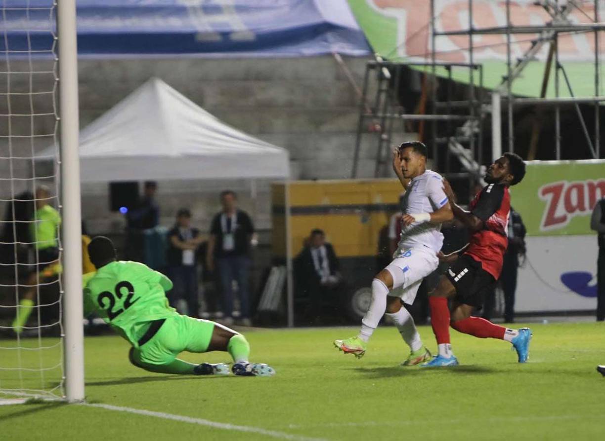 Edwin Rodríguez llegó a cerrar el pase de Luis Palma para el 3-0 de Honduras ante Trinidad y Tobago.