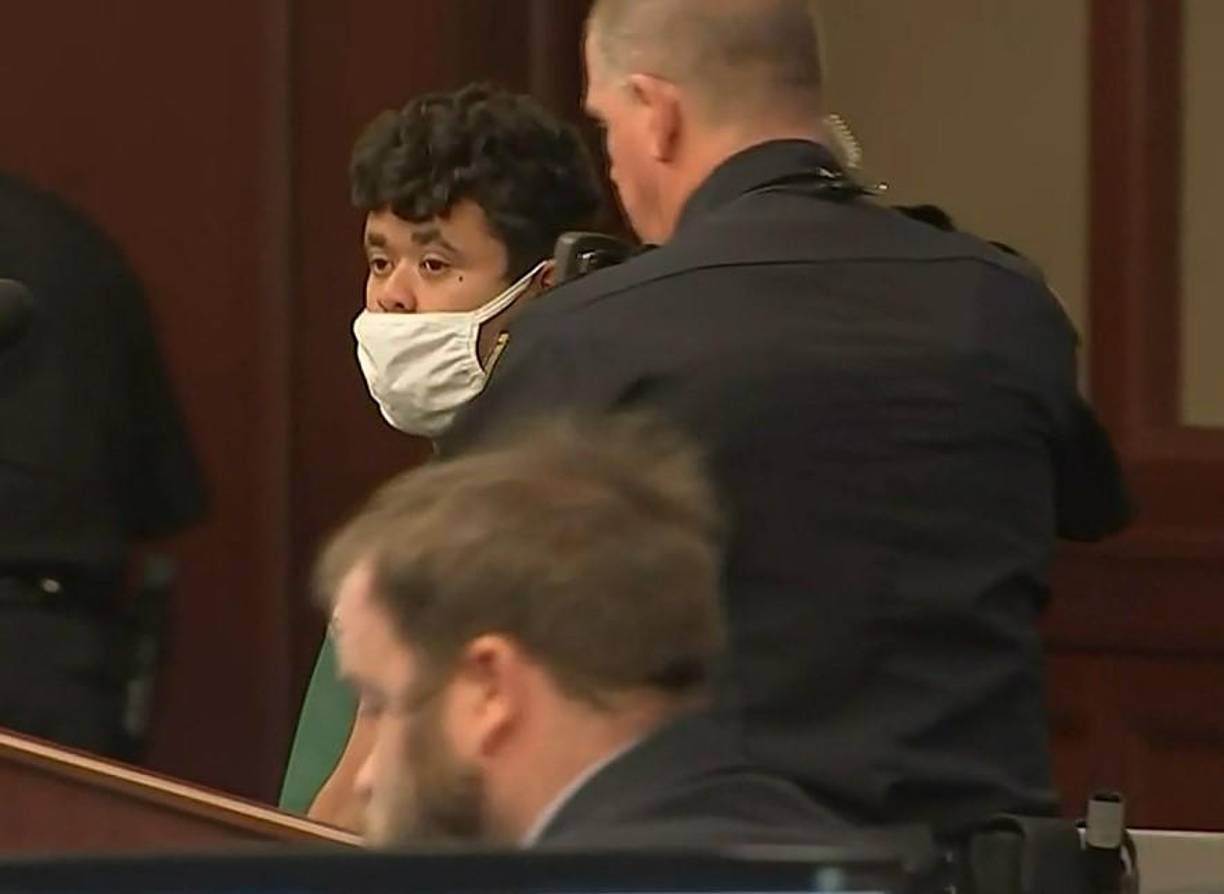 El hondureño había sido detenido cuando intentaba cruzar hacia Estados Unidos. Yery Medina le dio un nombre falso a las autoridades migratorias y alegó tener siete años menos de los que en realidad tenía. Las políticas federales de migración establecen que los menores no acompañados que lleguen a la frontera deben ser ubicados en refugios en lugar de ser devueltos a sus países.