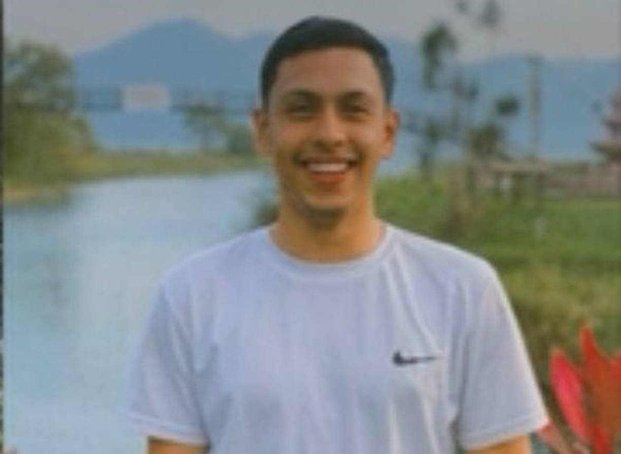 Denilson pidió cambio y fue a sentarse a las graderías. 