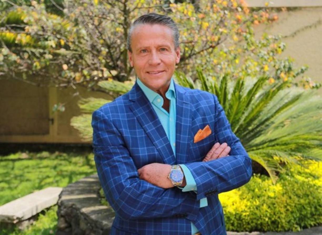 Alfredo Adame, antaño galán de culebrones, se define como un 'jubilado de la televisión' y ahora pretende ser diputado federal, aunque en 2018 fracasó en la carrera por una alcaldía capitalina.