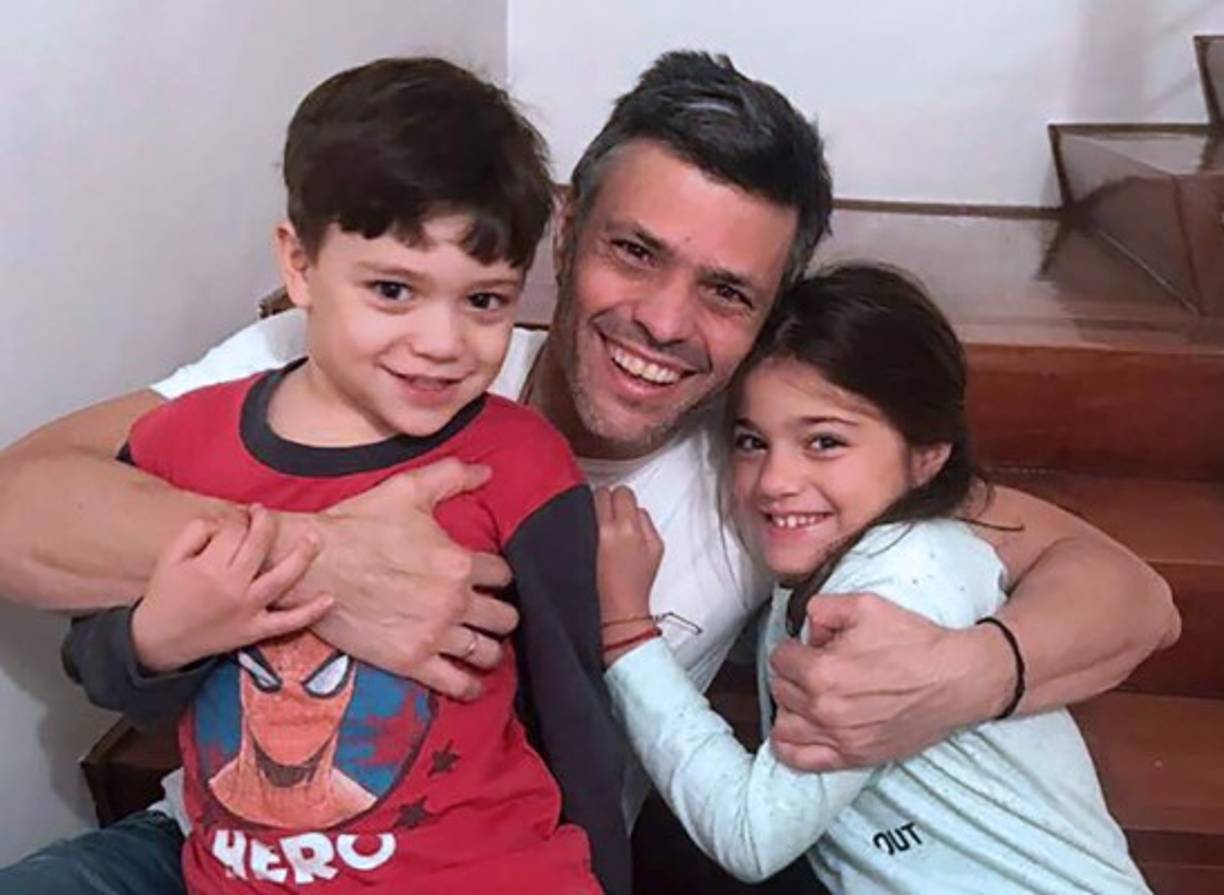 El dirigente volvió a su casa en Caracas con su esposa Lilian Tintori y sus dos hijos, luego de que el Tribunal Supremo de Justicia (TSJ) le otorgara de oficio prisión domiciliaria por razones de salud.<br/>