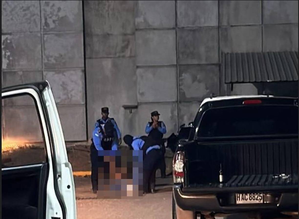 La policía informó que hubo otras dos personas que resultaron heridas en la discusión.