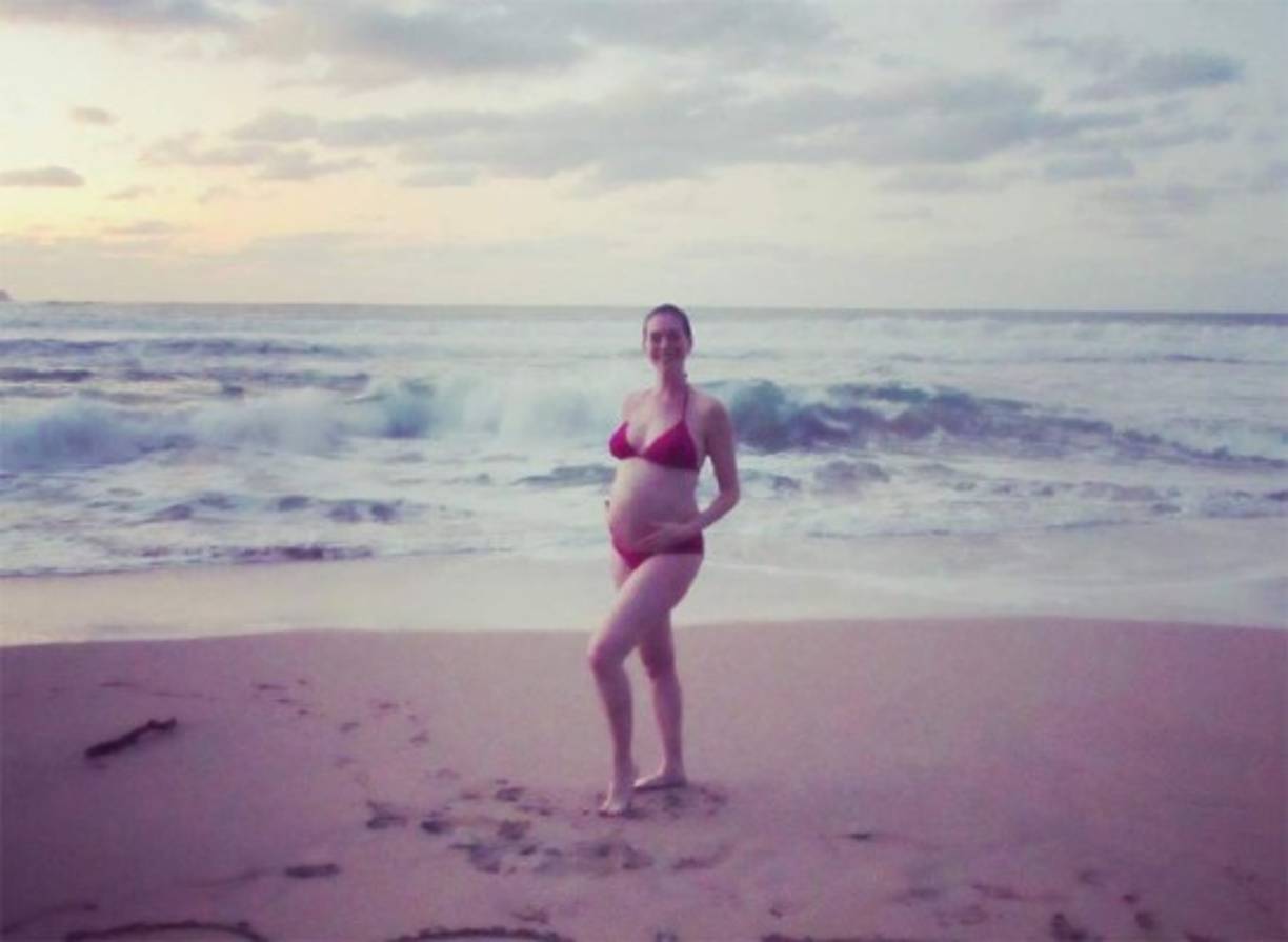 Anne Hathaway mostró estas fotos de sus vacaciones. Es su primer embarazo.