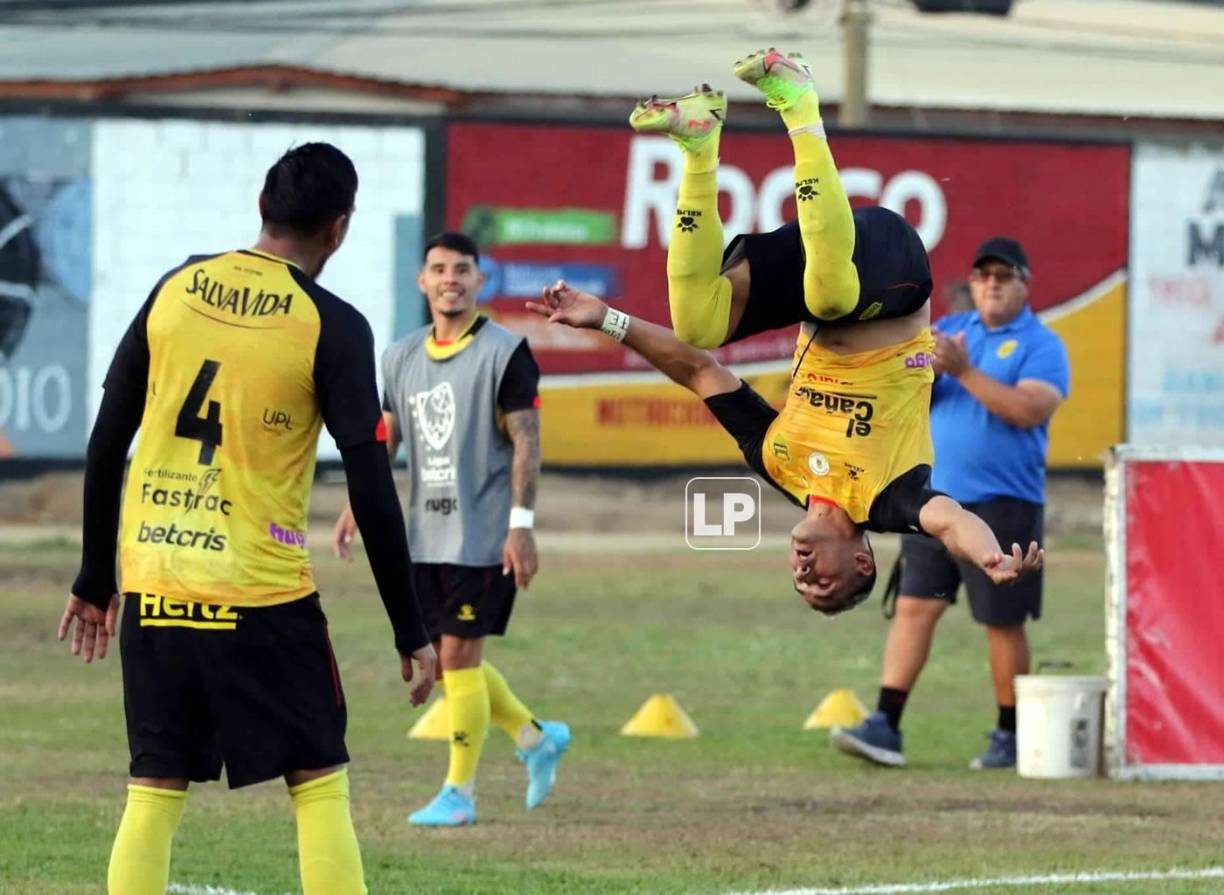 Así fue el acrobático festejo del mexicano Omar Rosas tras su primer gol contra los Lobos de la UPN.