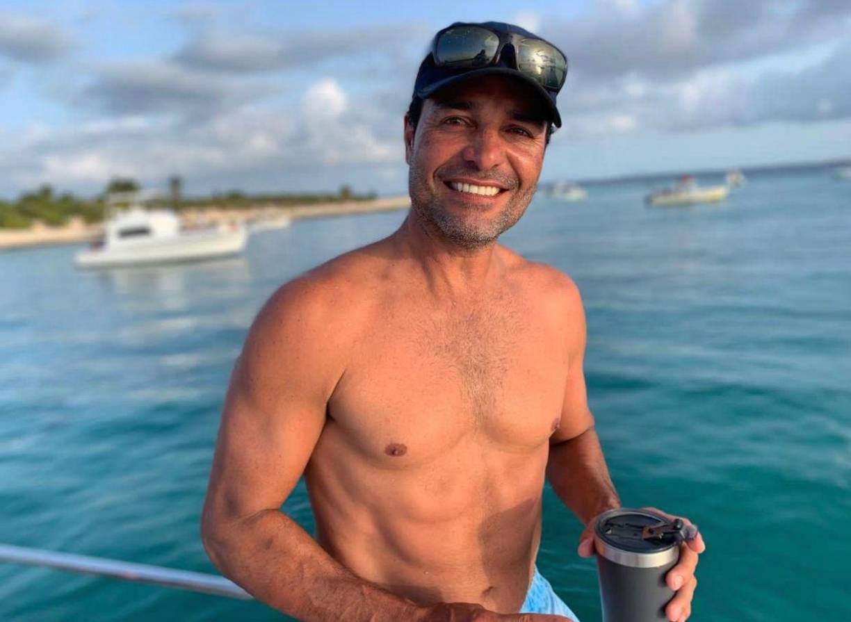 Este tema también ha ocupado el puesto número uno en la lista Tropical Airplay de Billboard durante 11 semanas y ha alcanzado el número uno en la codiciada lista Latin Airplay, logro que no conseguía una de sus canciones en 16 años.