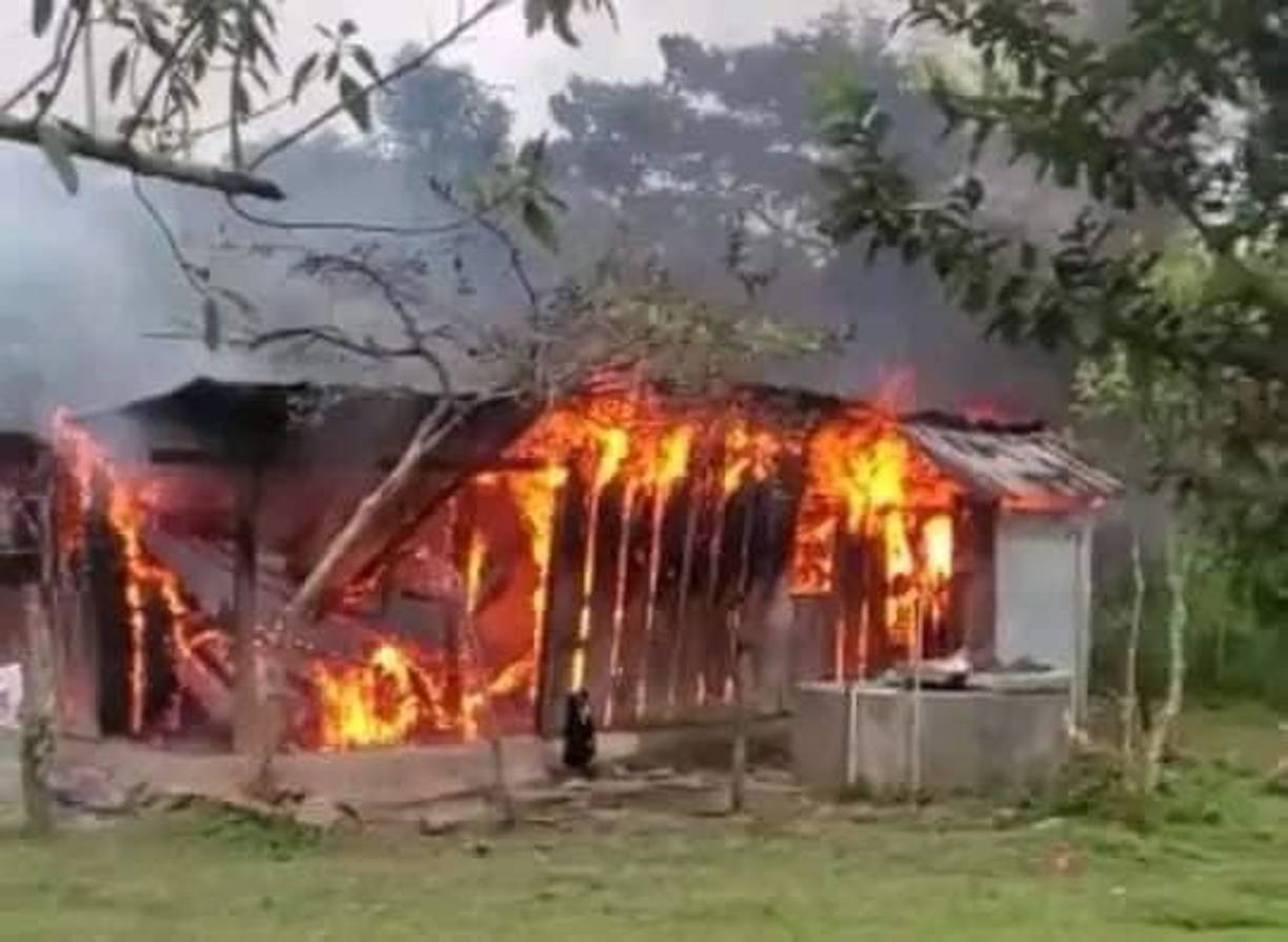En un indignante hecho, un hondureño quemó la casa de su suegra en el departamento de Lempira. 