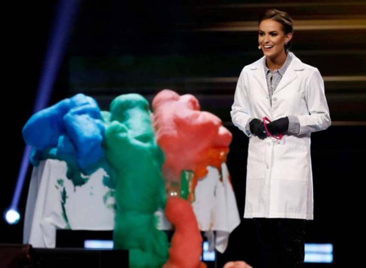 '¡La ciencia nos rodea! Me encanta la ciencia desde que era una niña pequeña ”, dijo radiante, vestida con una bata blanca de laboratorio. Luego vertió yoduro de potasio en tres frascos separados que contenían peróxido de hidrógeno concentrado, colorante alimentario y jabón para lavar platos.<br/><br/>'Lo que estamos a punto de observar es la descomposición catalítica del peróxido de hidrógeno', dijo. '¡Pero ten cuidado! No intentes esto en casa ”. La espuma comenzó a derramarse por todas partes y los jueces estaban asombrados.<br/>