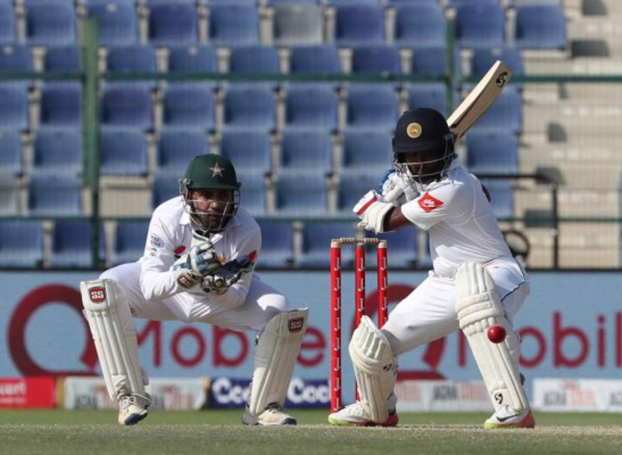 CRÍQUET. Ofensiva de Sri Lanka. Kaushal Silva, de Sri Lanka, observa a un compañero de equipo contra Pakistán en el estadio Sheikh Zayed en Abu Dabi.