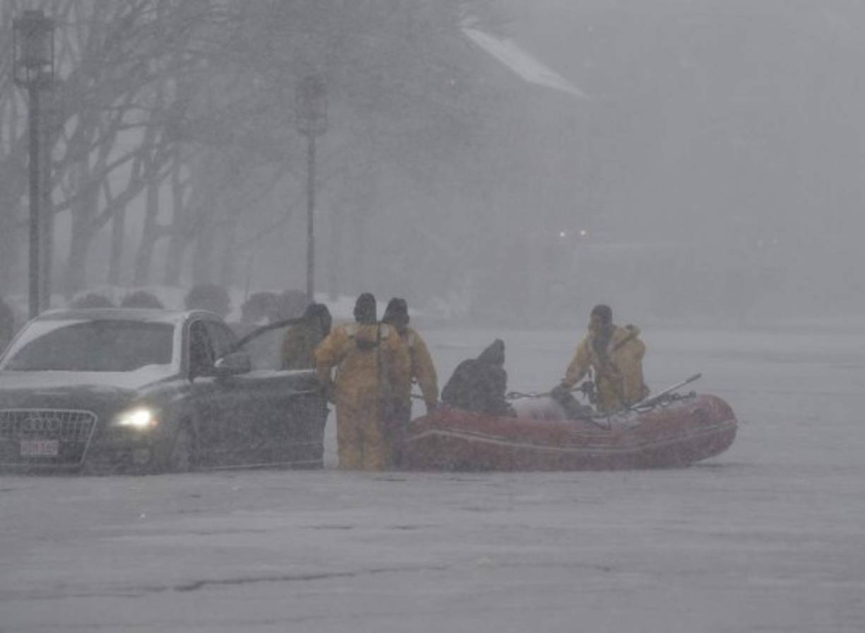 Los bomberos de Boston rescataron a un conductor varado en una calle tras las repentinas inundaciones.
