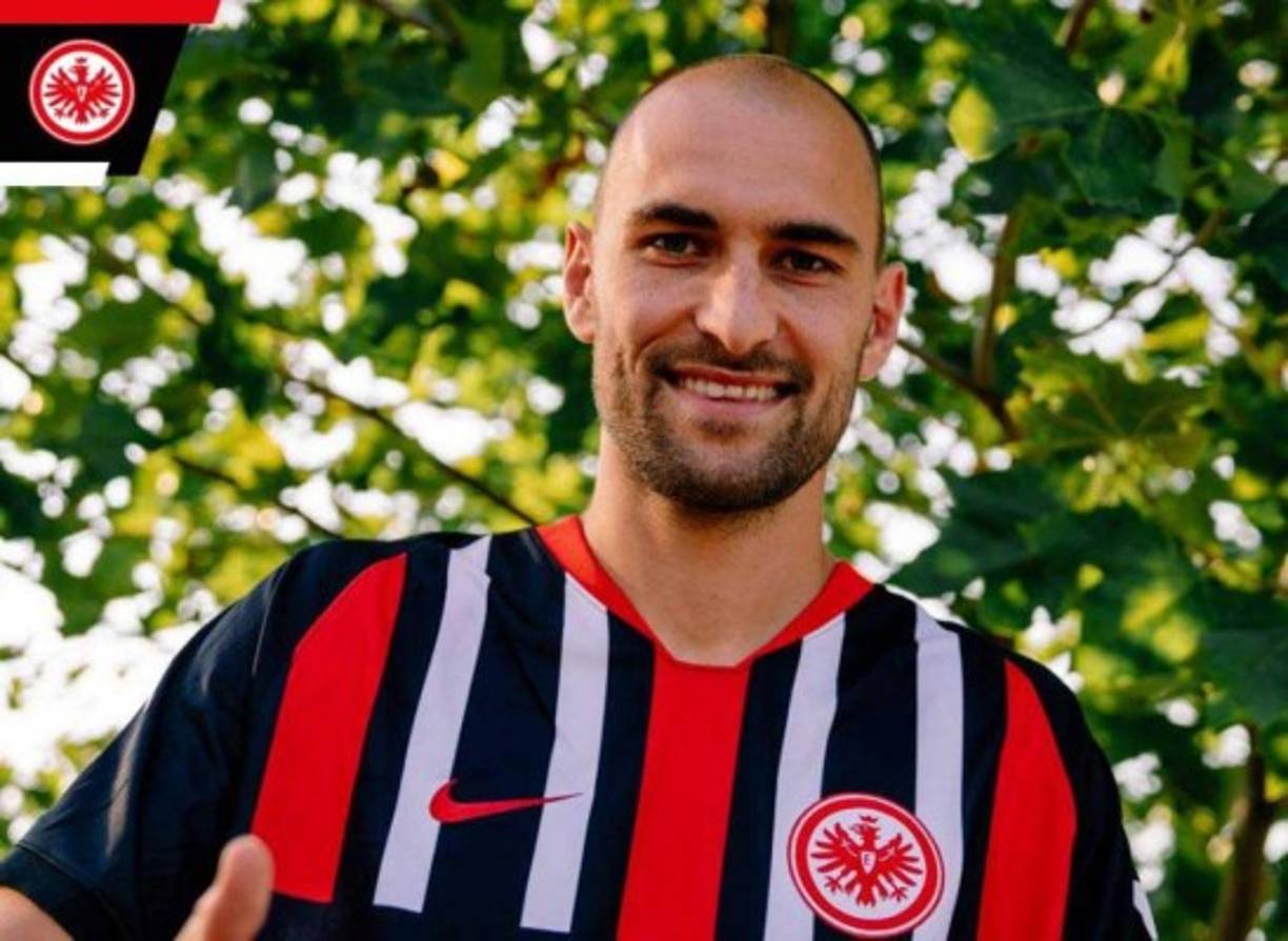 El delantero neerlandés Bas Dost fue presentado oficialmente por el Eintracht Frankfurt. El atacante firmó un contrato de tres temporadas con la escuadra alemana .
