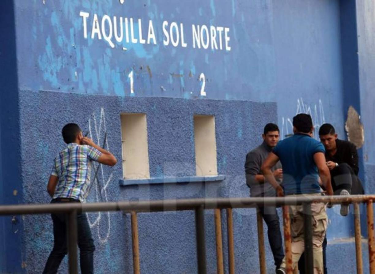 Algunso aficionados permanecieron en la taquilla del estadio Nacional.