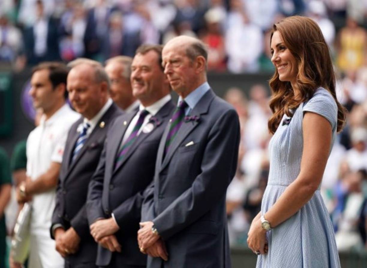 Tras el final del juego Kate se dirigió a la cancha para entregar la copa a Djokovic y el trofeo del finalista a Federer.