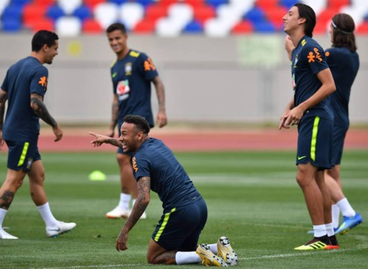 Además de la visita de su hijo, otro de los momentos curiosos que se vivió en el entrenamiento de Brasil es que Neymar estuvo bromeando con sus piscinazos.