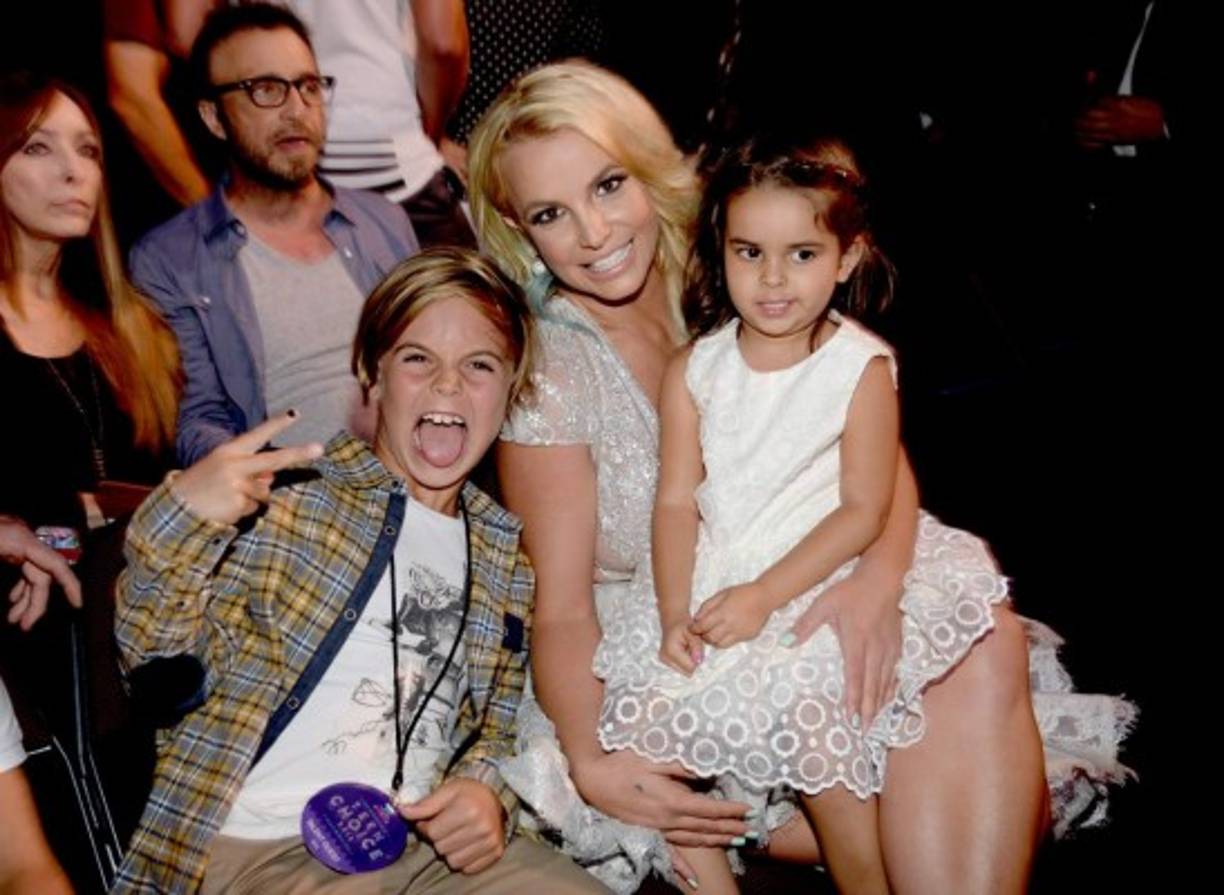 Britney Spears en los Teen Choice Awards 2015 junto a su hijo Sean Preston y su sobrina Lexie.