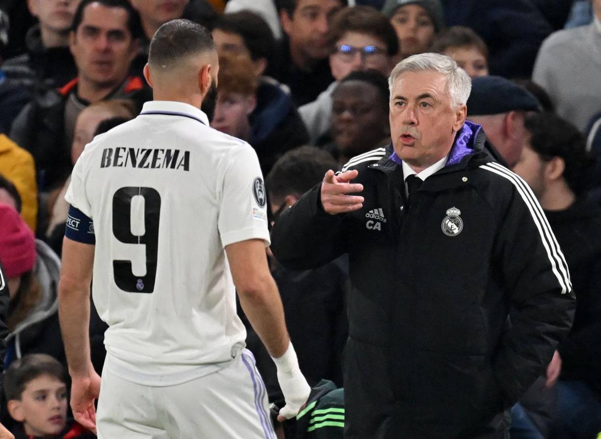 Carlo Ancelotti charlando con Karim Benzema en los primeros minutos del partido.