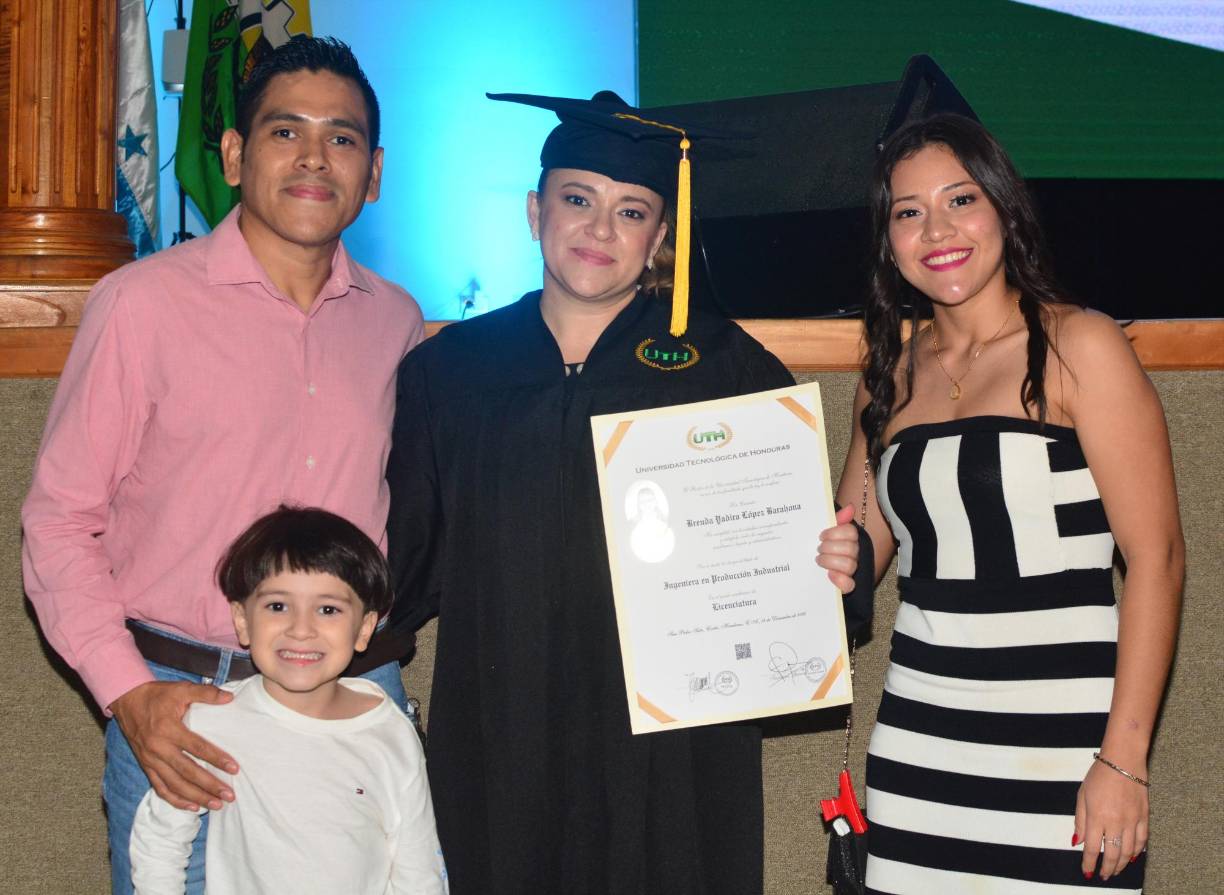 Saúl Moreno, Esteban Moreno, Brenda López y Alexandra Barahona 