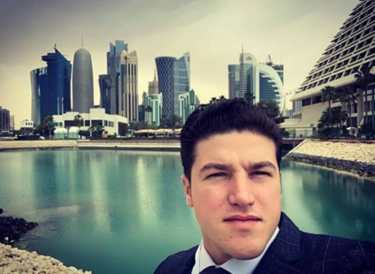 Las imágenes del senador fueron criticadas y señaladas como evidencia de que él solo fue por un viaje de placer.