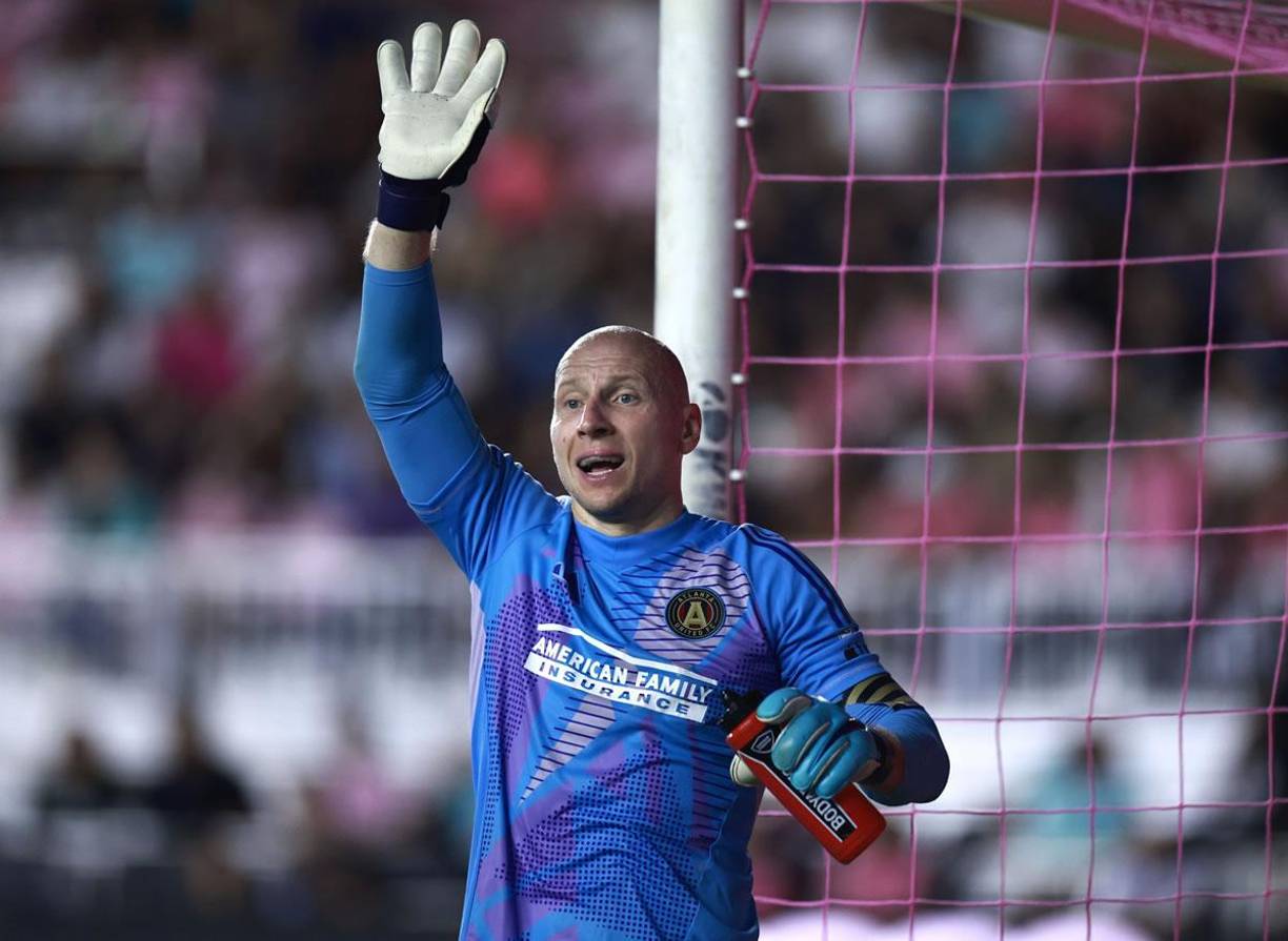 Brad Guzan fue la gran figura del Atlanta United en la serie de tres partidos. A sus 40 años, el portero estadounidense fue clave para eliminar al Inter Miami. En el tercer duelo de este sábado realizó 7 paradas (6 dentro del área). ¡Messi tendrá pesadillas con él!