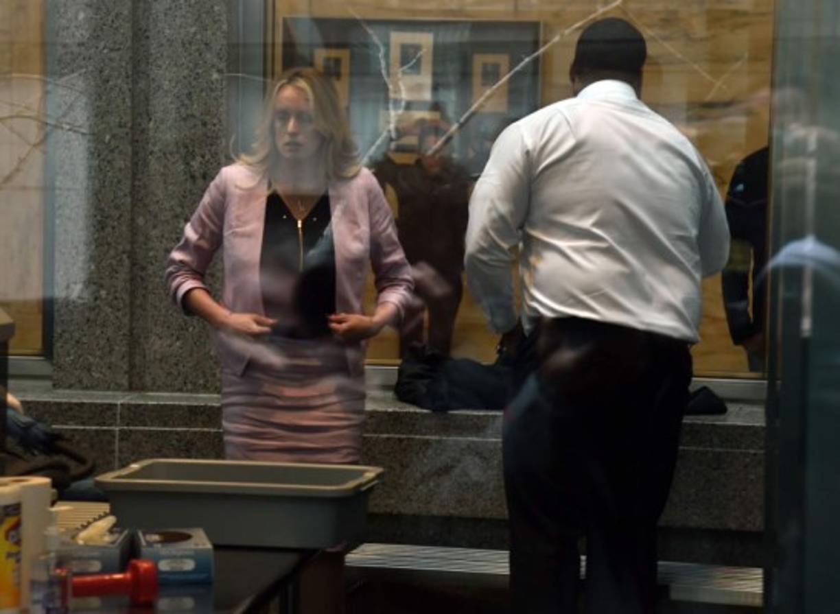 Avenatti asegura que el acuerdo no es válido porque no fue firmado por el propio Trump, con quien su clienta comenzó una 'relación íntima' en el verano de 2006 y que siguió bien entrado el año 2007.