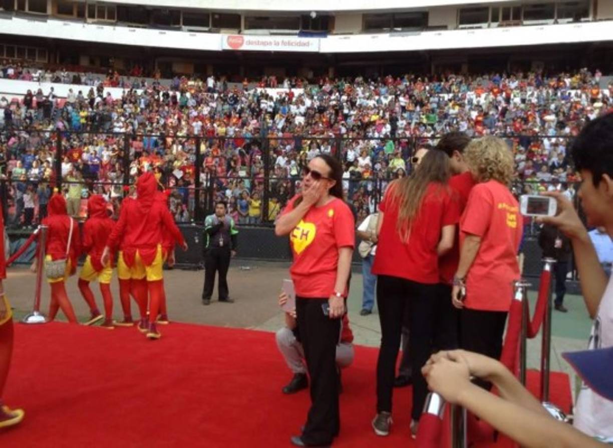 La hija de Roberto Gómez Bolaños lució muy triste en el último adiós a su padre.