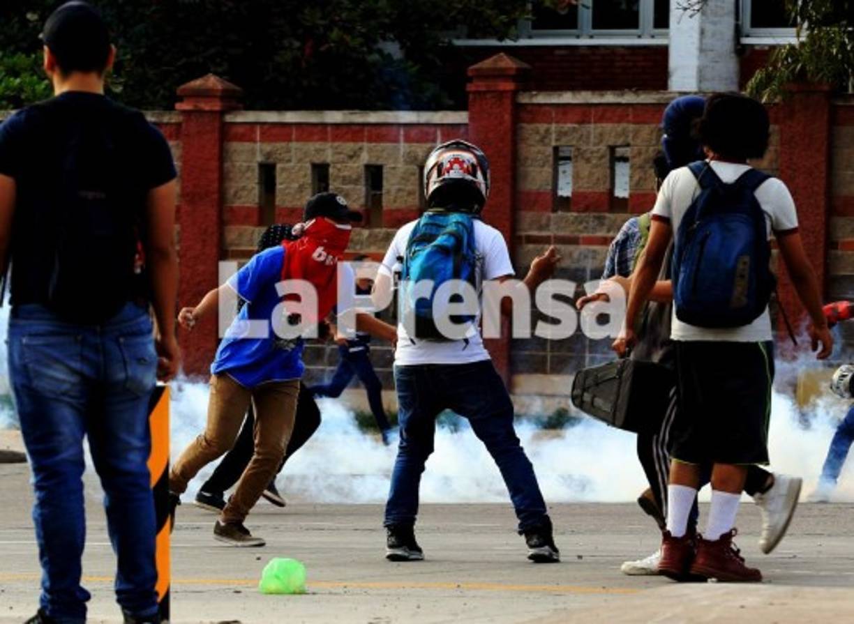 En ese caos del lunes, de acuerdo al informe policial, los jóvenes encapuchados los atacaron con palos y piedras.