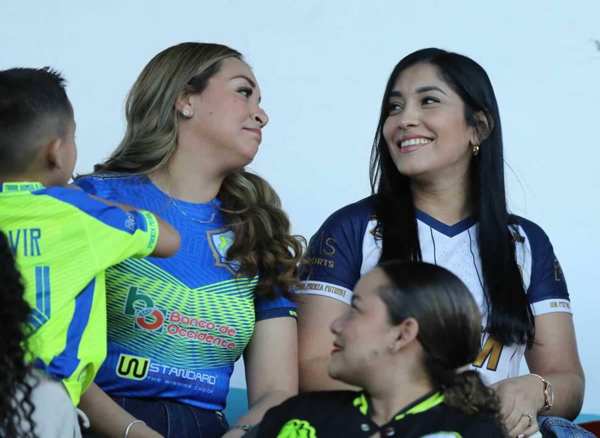 Dos lindas aficionadas del Olancho FC que llegaron al estadio Nacional para apoyar a los Potros.