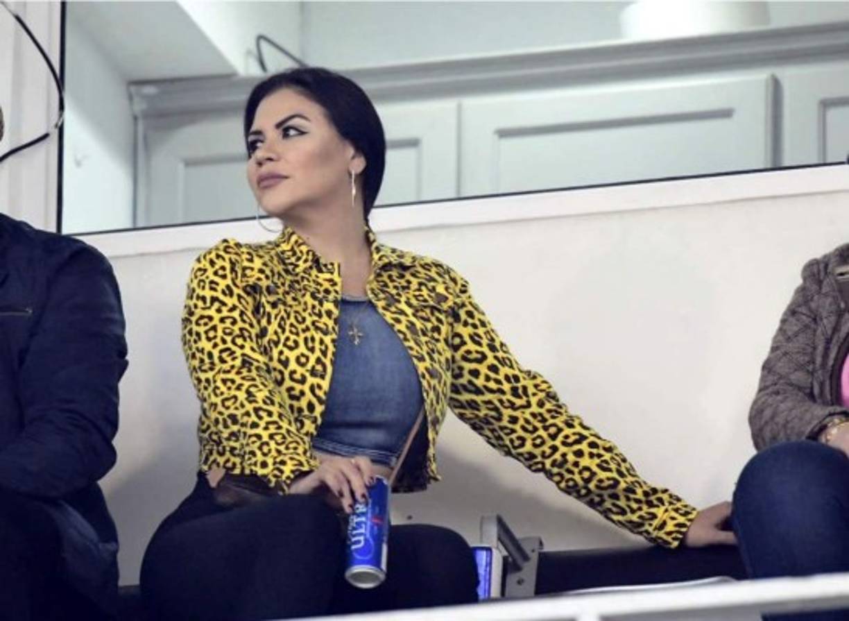 Esta hermosa dama robó miradas en el sector de palco del Morazán.