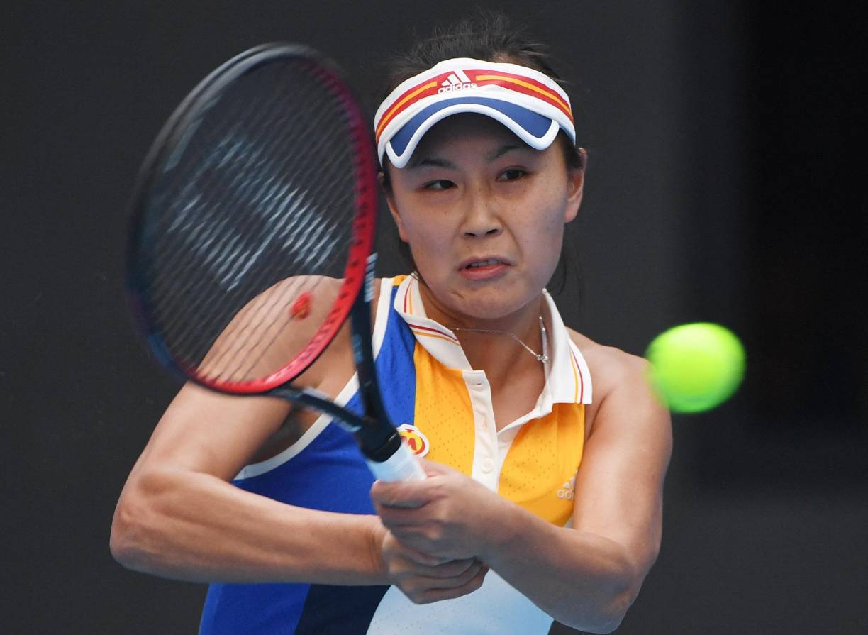 La televisión pública china CGTN publicó una imagen de un correo atribuido a Peng Shuai y dirigido a la WTA. Esta cadena en inglés destinada al público extranjero dice que la jugadora admite que las acusaciones son “falsas” y que está “descansando”. “Todo va bien, gracias por interesarse por mí”, concluye el texto. El contenido del mensaje y su autenticidad dejan perplejo a Steve Simon.