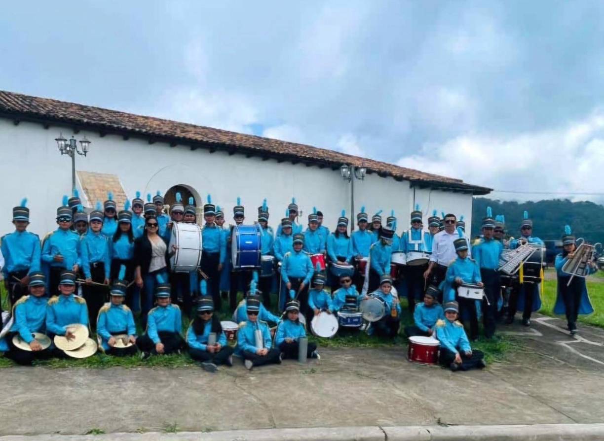 La banda de guerra del Centro de Educación Básica Lempira en Gualcinse, Lempira, fue la encargada de poner el ritmo catracho en el recorrido del desfile patrio.