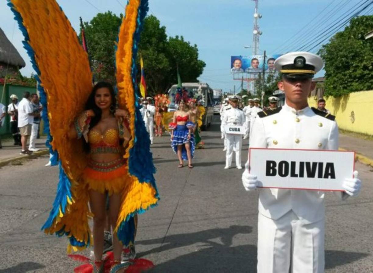 Las plumas y la pedrería resaltan la belleza de las mujeres que portan los vistosos trajes.
