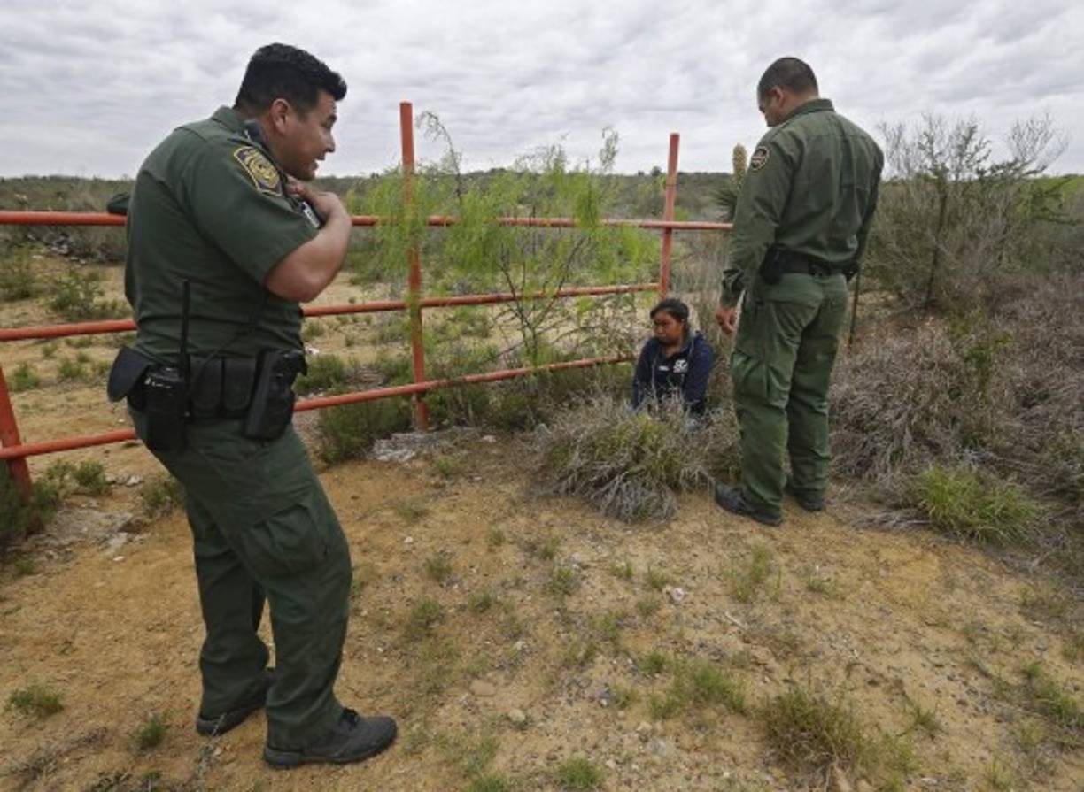 Ayer, agentes de la Patrulla Fronteriza detuvieron a varios inmigrantes, cerca de Roma, Texas.