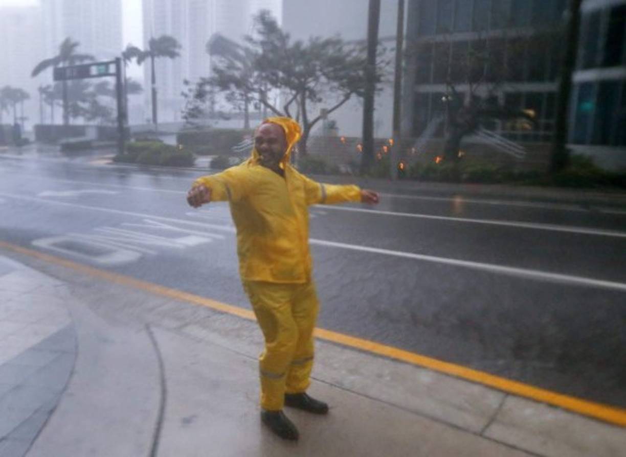 A pesar de las órdenes de evacuación y toques de queda, este hombre decidió quedó quedarse en Miami y desafiar los fuertes vientos del huracán Irma.