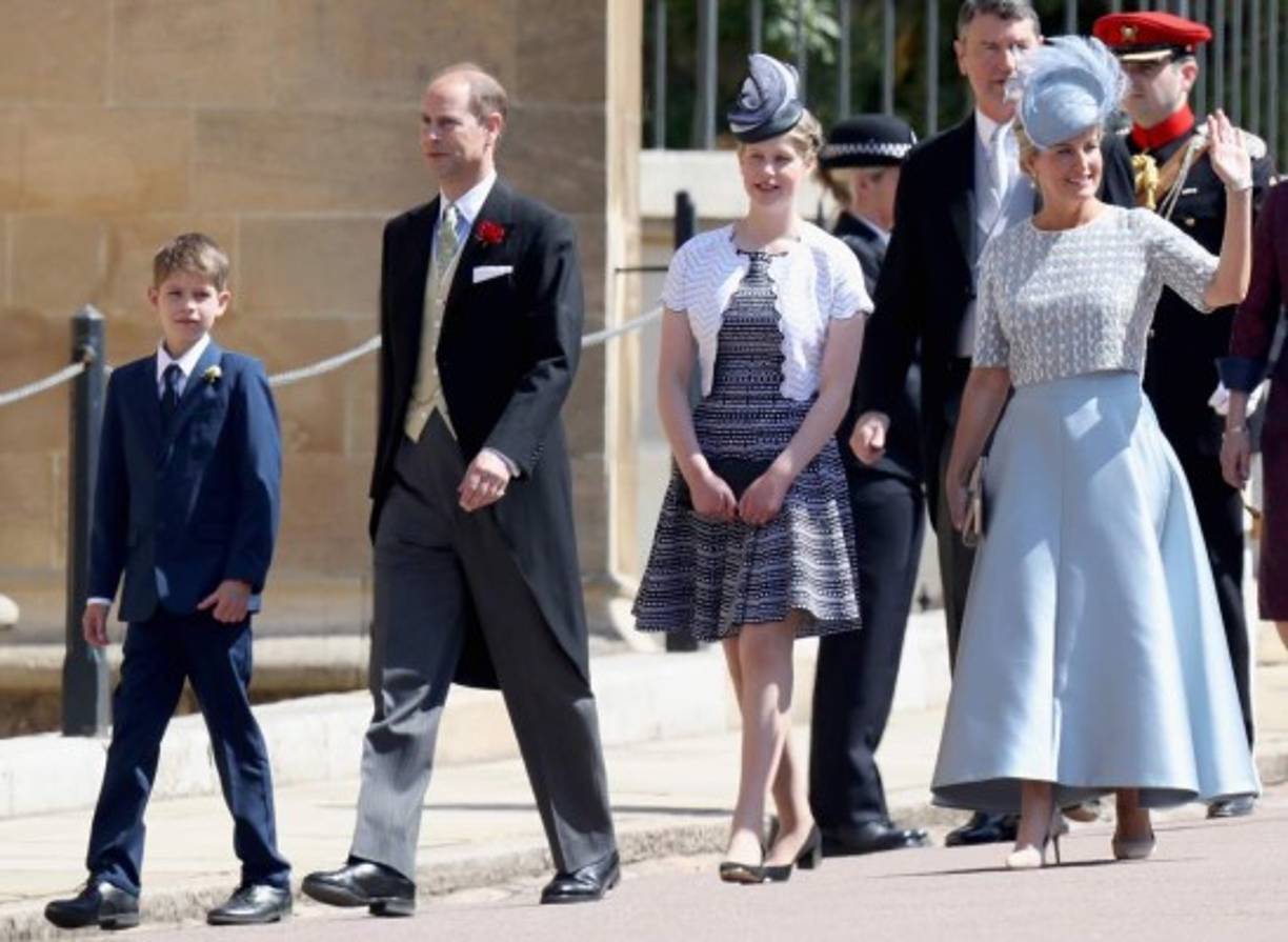 El cuarto hijo de la reina Isabel II, El príncipe Eduardo, conde de Wessex, llegó de smoking junto a su familia, Sophie, condesa de Wessex, y sus hijos Lady Louise Windsor y James.<br/><br/>